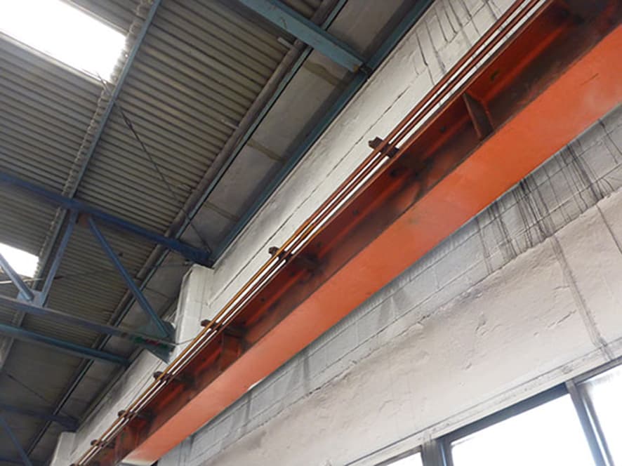 Sistema busbar en una grua interior